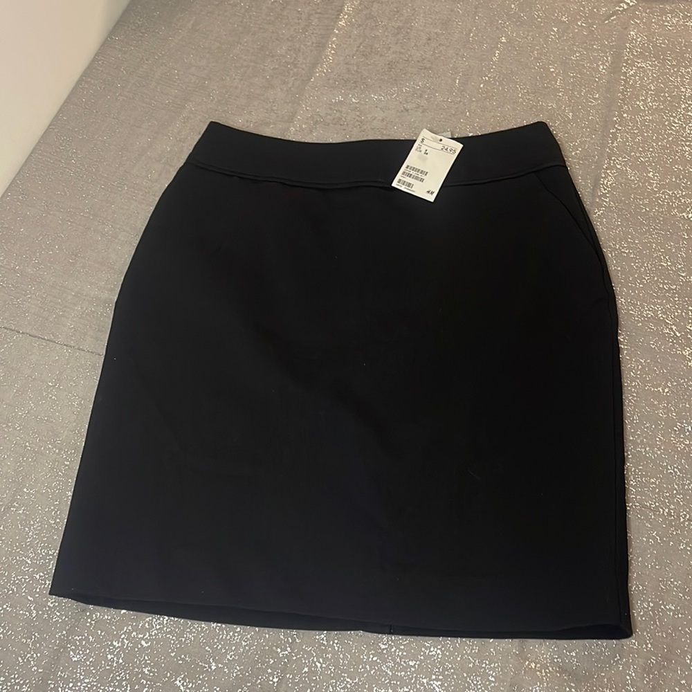 H&M Midi Skirt Women’s Size 8 Black Color.